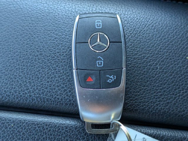 Used 2025 Mercedes-Benz GLE 350 4MATIC w/ Driver Assistance Package image 27