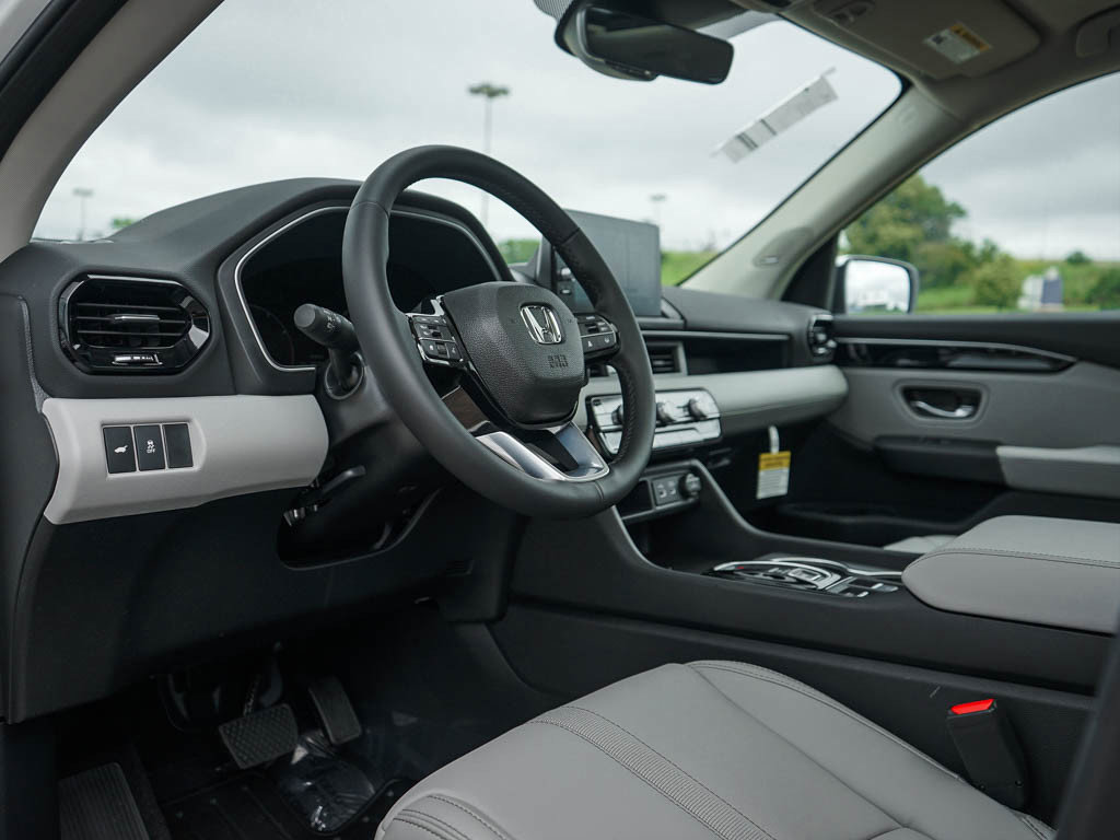 New 2025 Honda Pilot Touring image 19