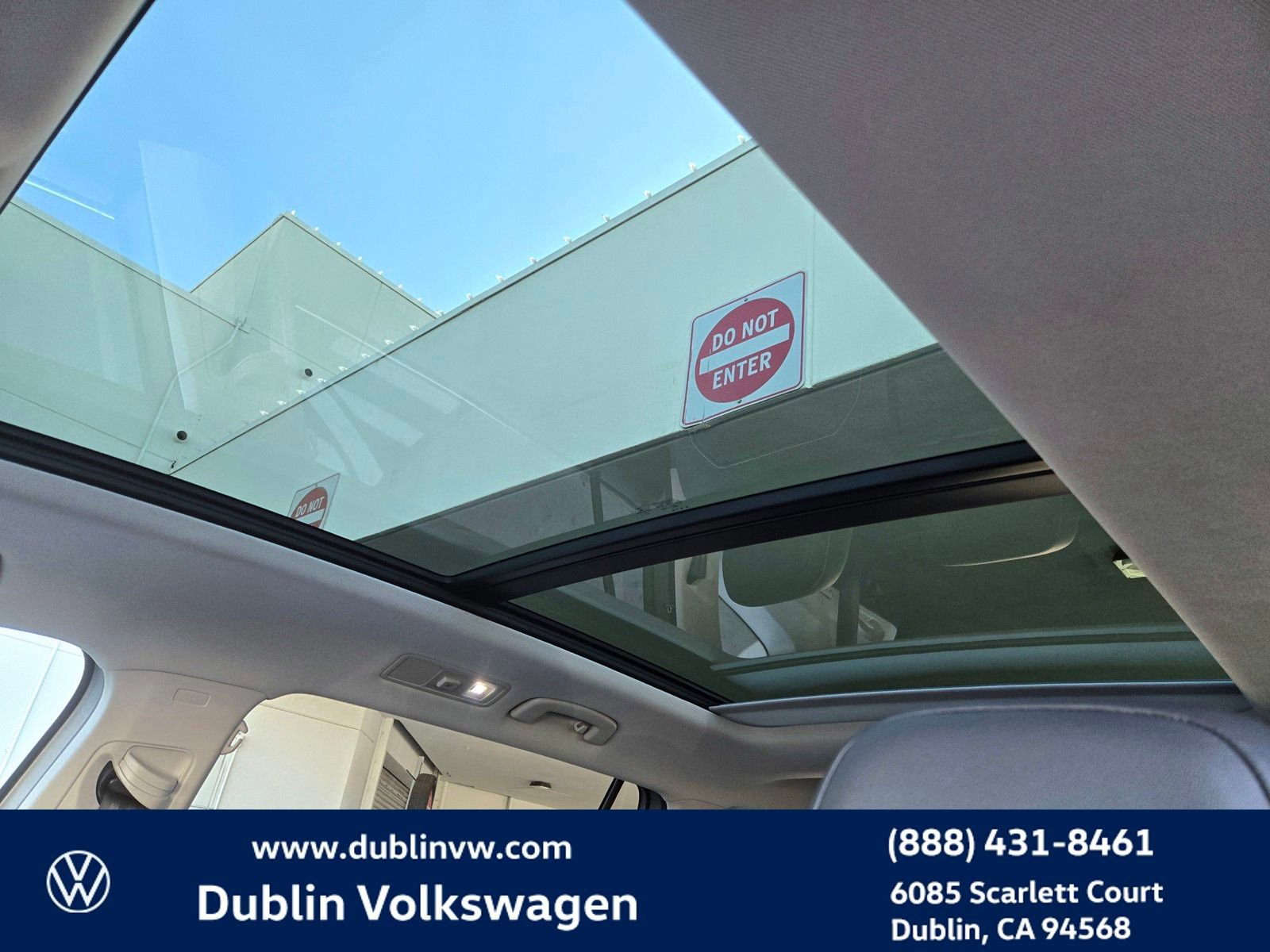 Certified 2022 Volkswagen Tiguan SE w/ Panoramic Sunroof Package image 19