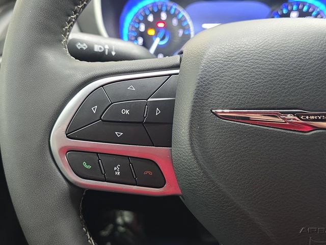 Used 2025 Chrysler Pacifica Select image 16