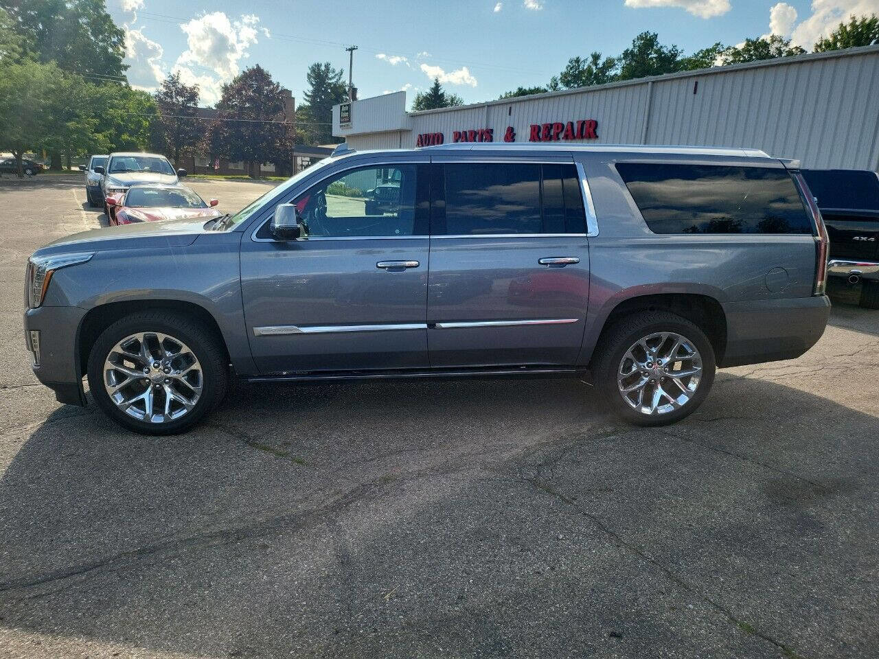 Used 2018 Cadillac Escalade ESV Platinum AWD/4WD image 5