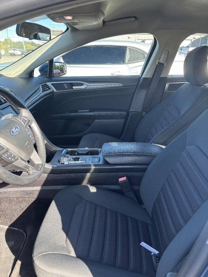Used 2018 Ford Fusion SE FWD image 4