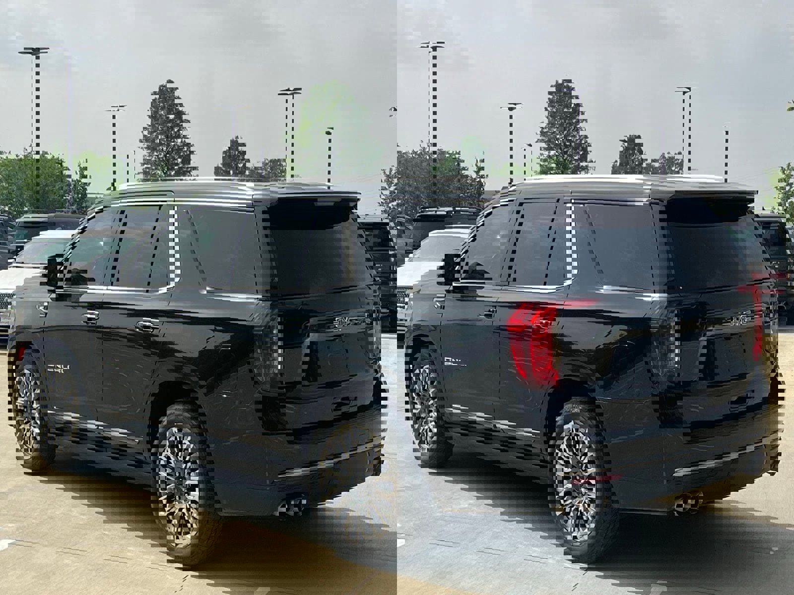 Used 2023 GMC Yukon Denali Ultimate AWD/4WD image 10