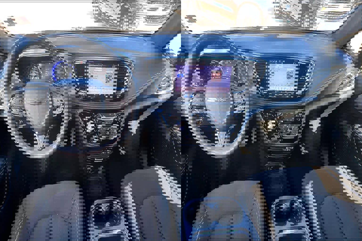 Used 2023 Chrysler Pacifica Touring image 16