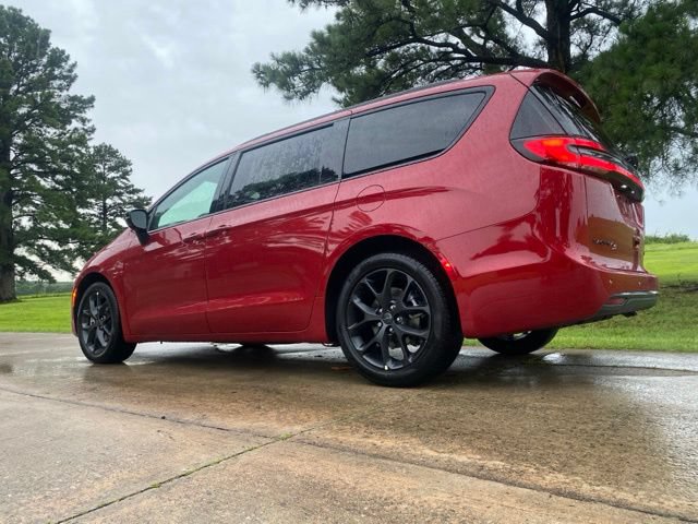 New 2027 Chrysler Pacifica Limited w/ S Appearance Package FWD image 9