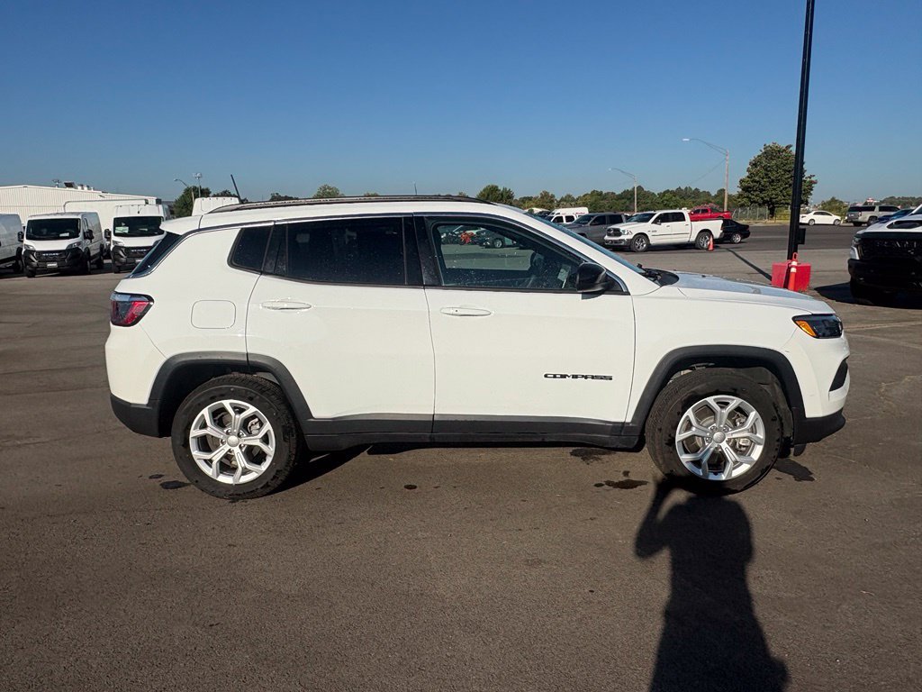 Used 2024 Jeep Compass Latitude AWD/4WD image 8