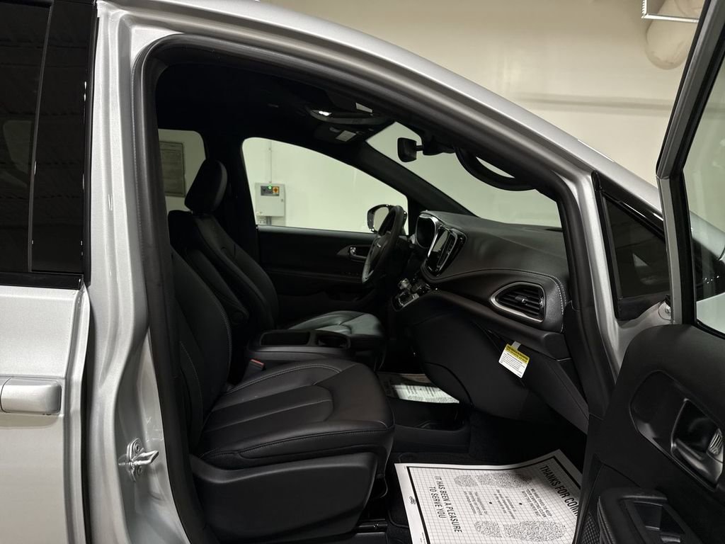 New 2026 Chrysler Pacifica Select w/ S Appearance Package image 22