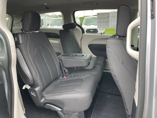 Used 2018 Chrysler Pacifica Touring Plus w/ Tire & Wheel Group FWD image 28