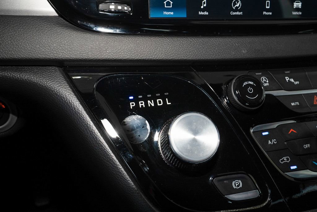 Used 2025 Chrysler Pacifica Select image 15