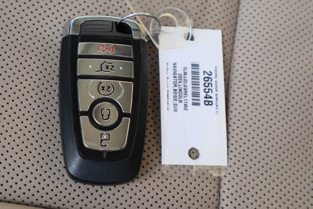 Used 2024 Lincoln Navigator Reserve AWD/4WD image 37