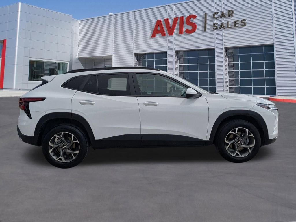 Used 2025 Chevrolet Trax LT w/ LT Convenience Package image 5