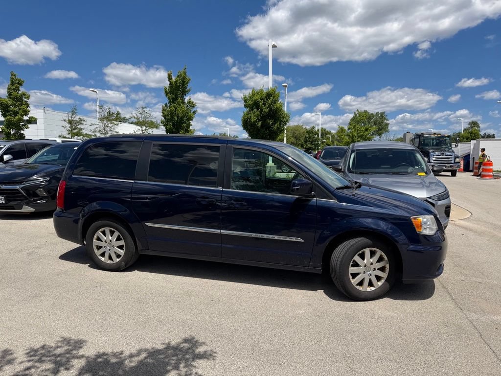 Used 2013 Chrysler Town & Country Touring FWD image 4