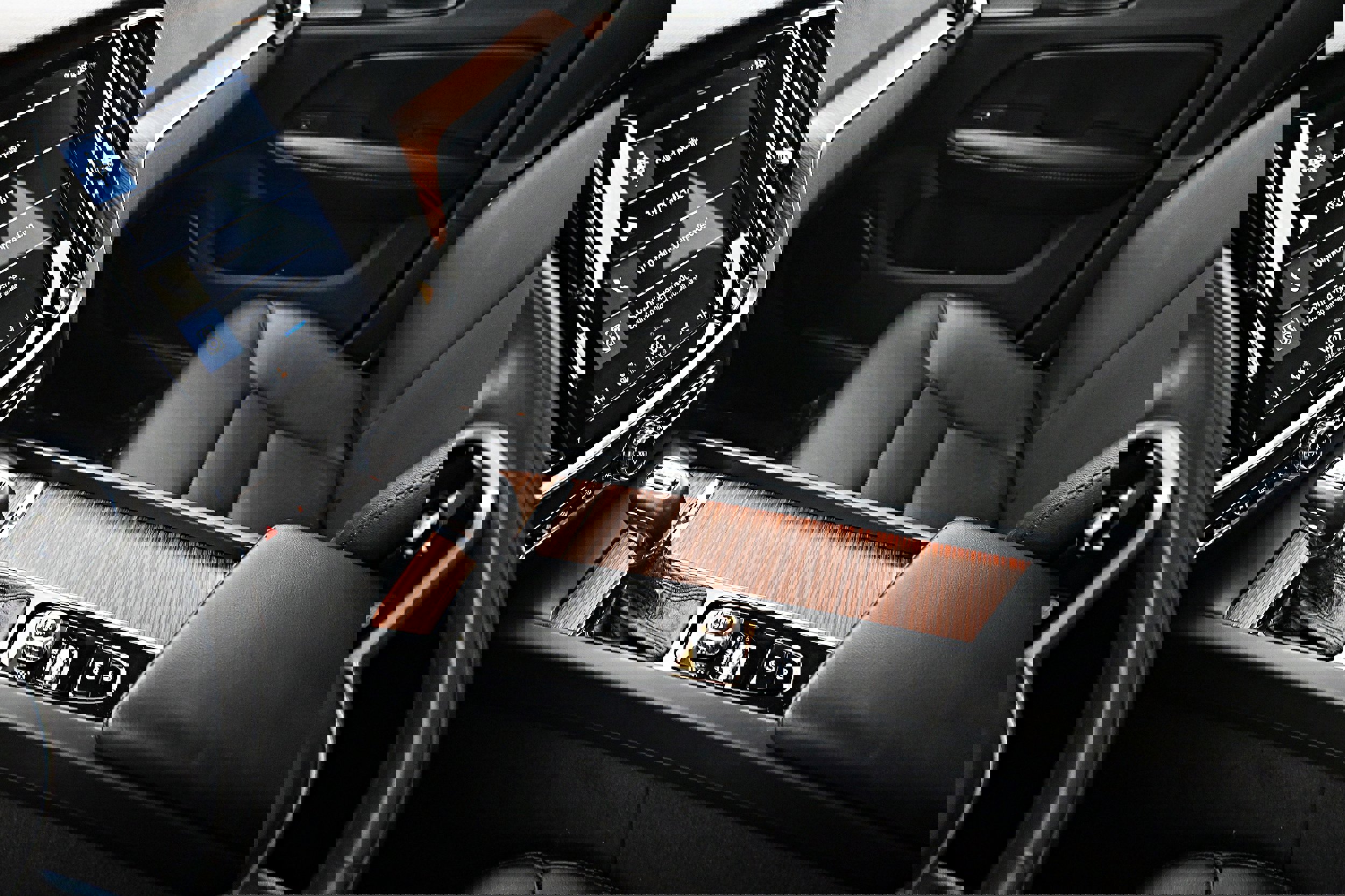 Used 2019 Volvo S60 T6 Momentum w/ Multimedia Package image 17