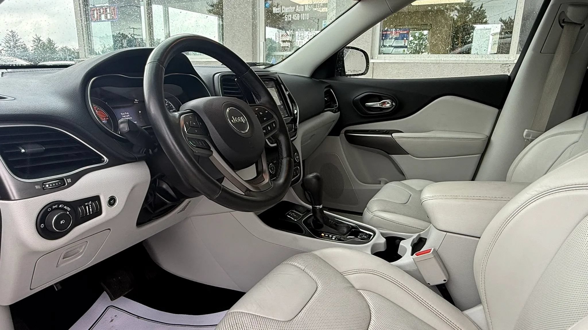 Used 2019 Jeep Cherokee Limited w/ Luxury Group FWD image 10