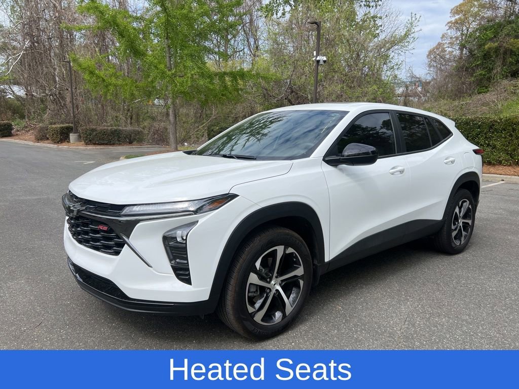 Used 2025 Chevrolet Trax RS w/ Sunroof Package image 2