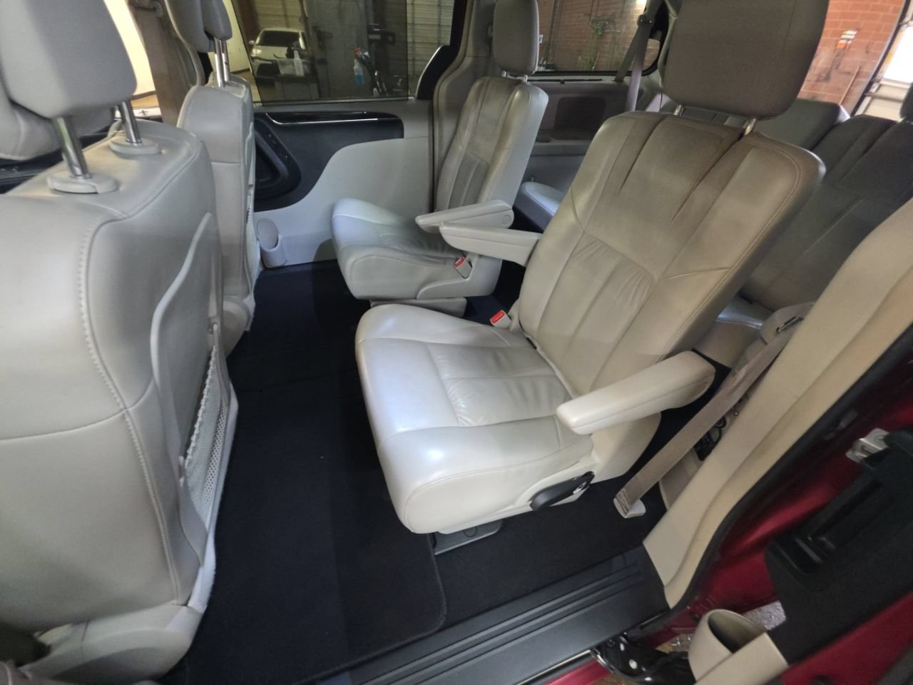 Used 2015 Chrysler Town & Country Limited Platinum FWD image 16