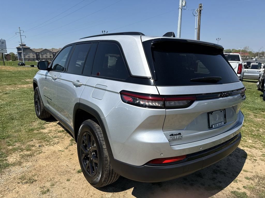 Used 2025 Jeep Grand Cherokee Altitude AWD/4WD image 12
