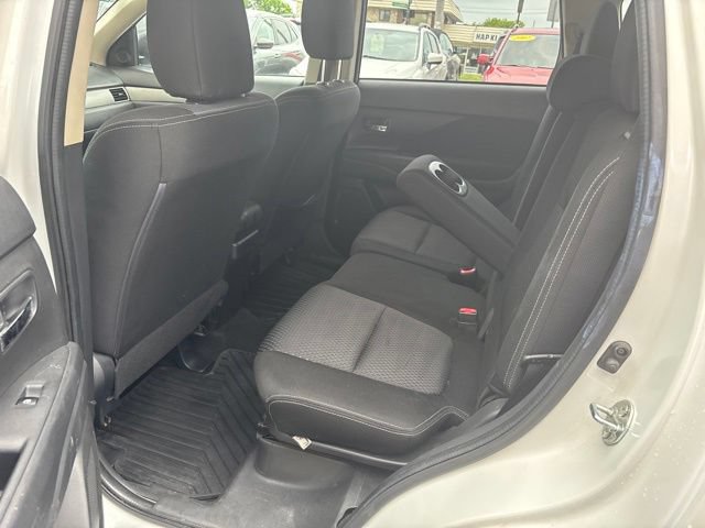 Used 2016 Mitsubishi Outlander SE FWD image 16