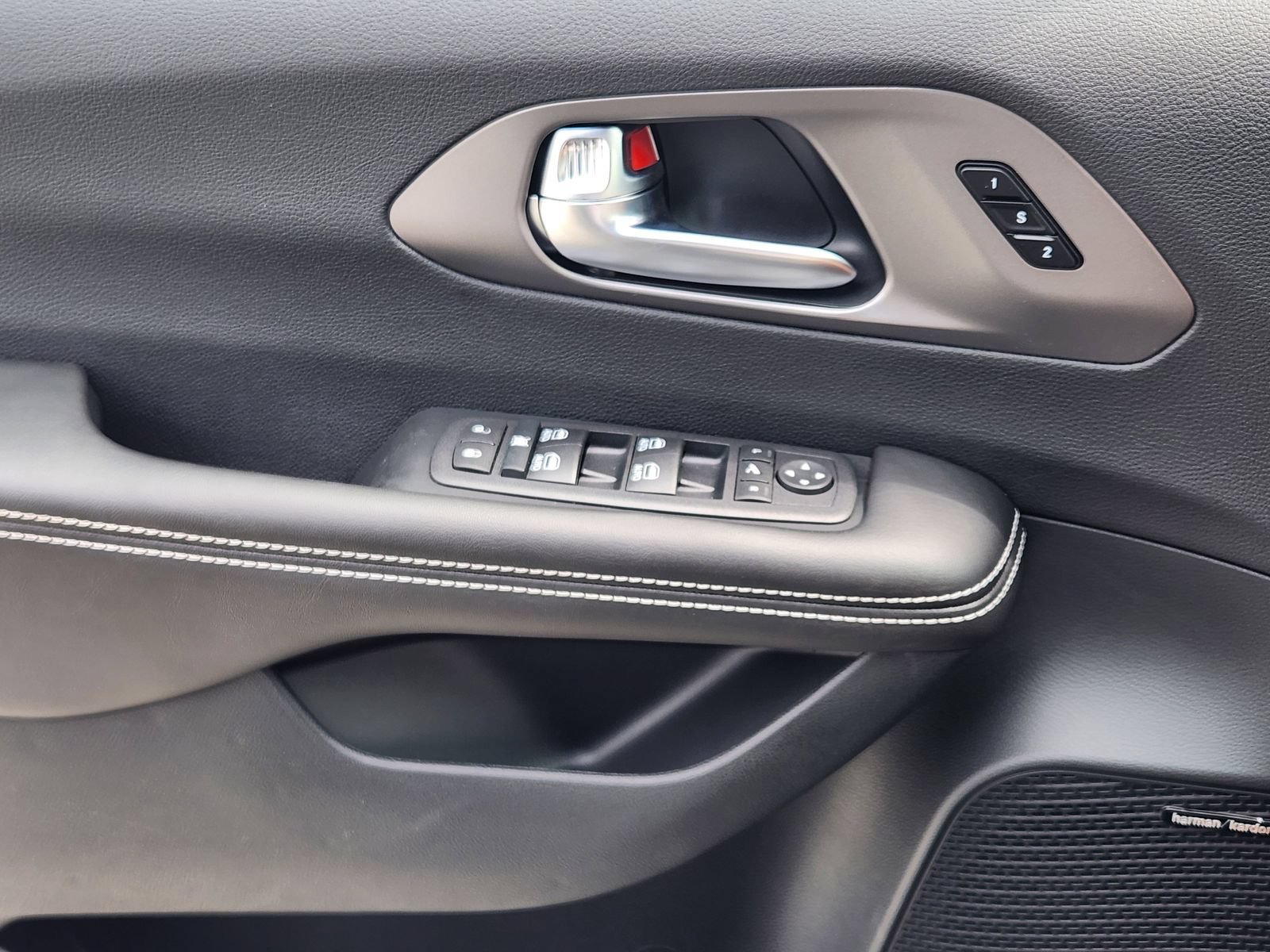New 2027 Chrysler Pacifica Limited w/ S Appearance Package FWD image 19