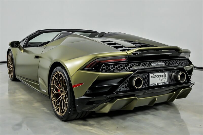 Used 2022 Lamborghini Huracan EVO RWD image 9