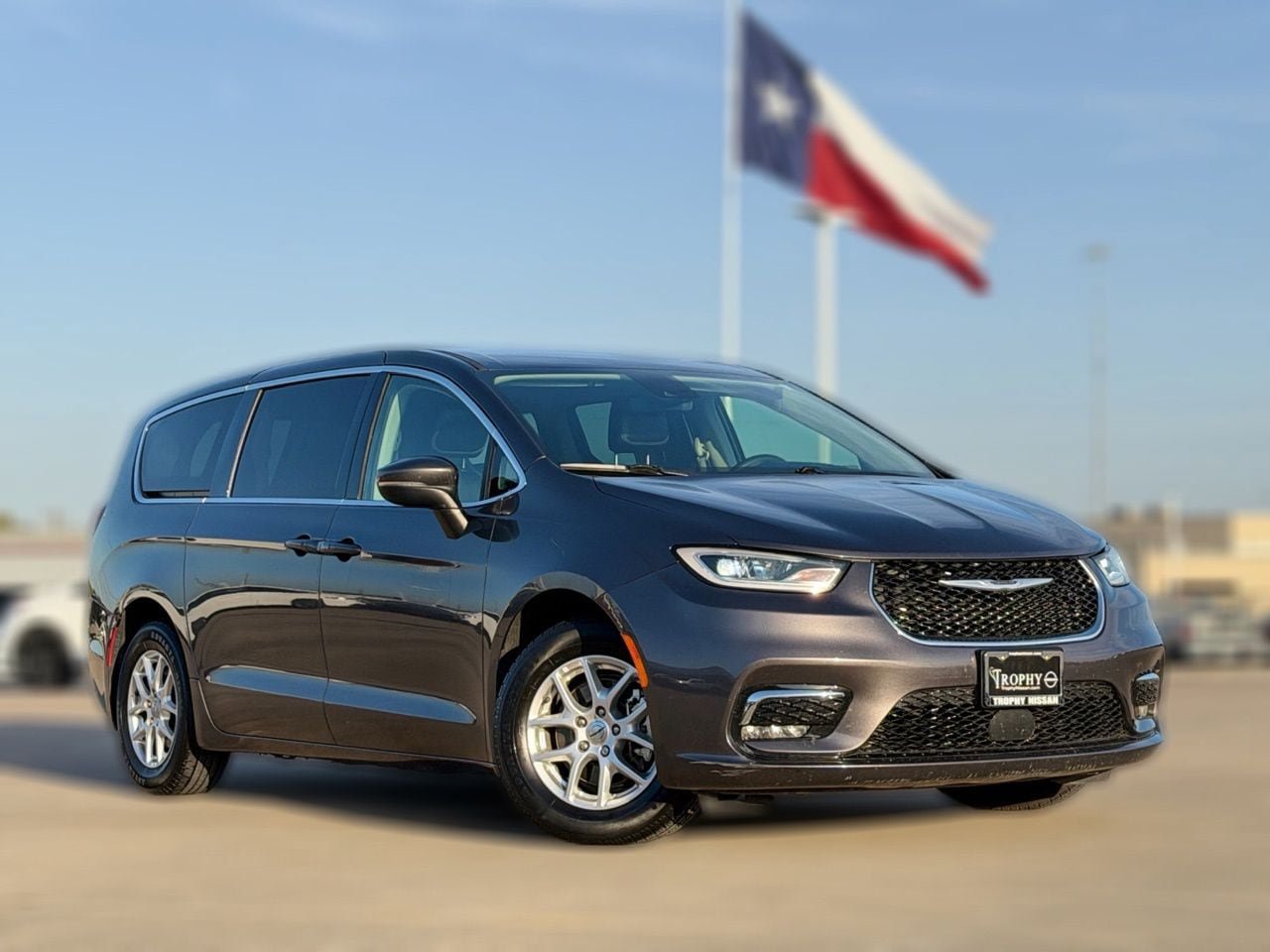 Used 2023 Chrysler Pacifica Touring-L FWD image 2