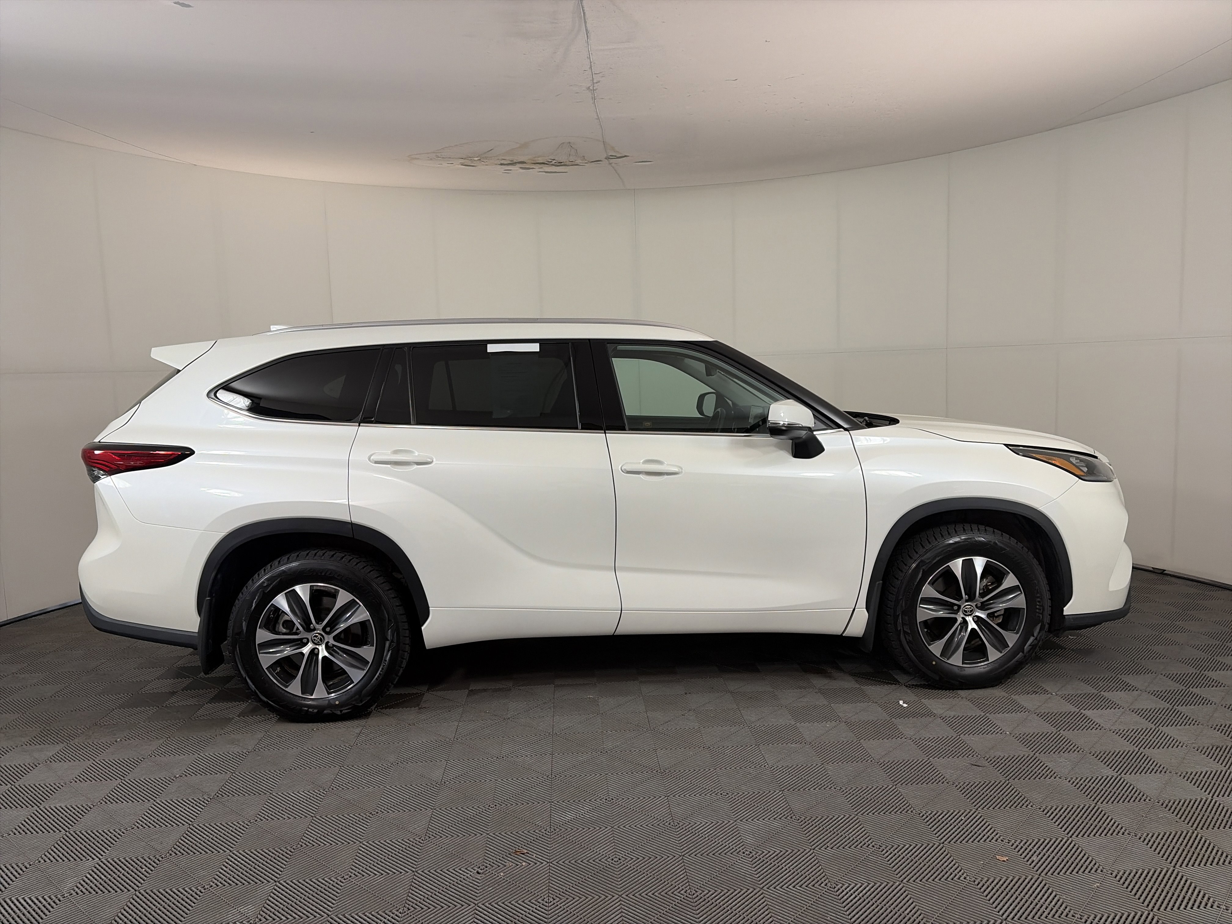 Used 2020 Toyota Highlander XLE image 4