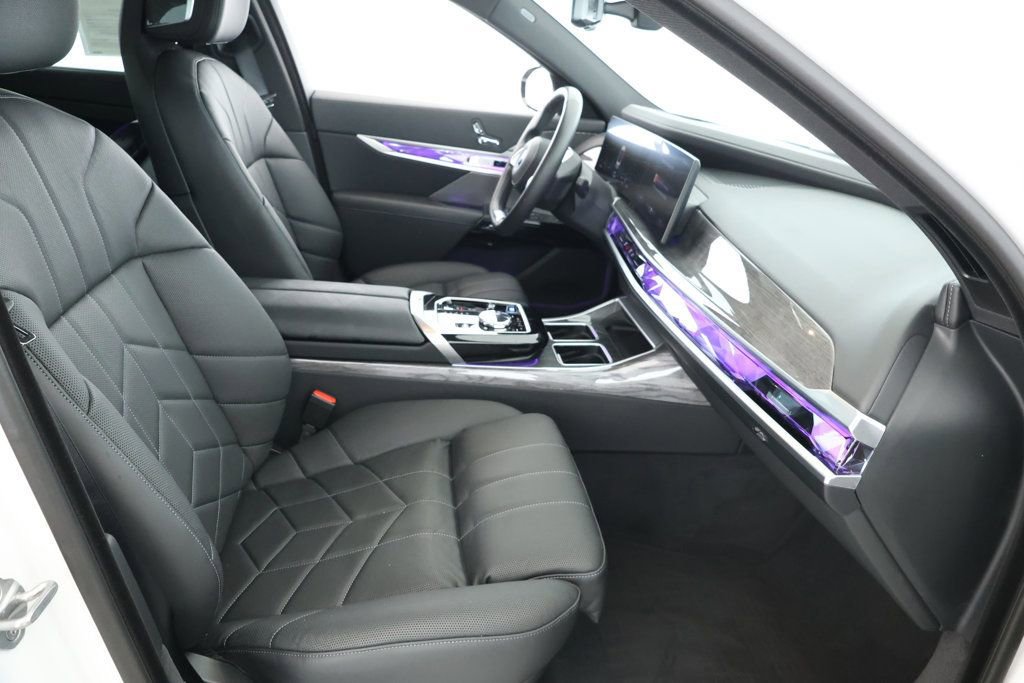 Used 2024 BMW i7 eDrive50 image 22