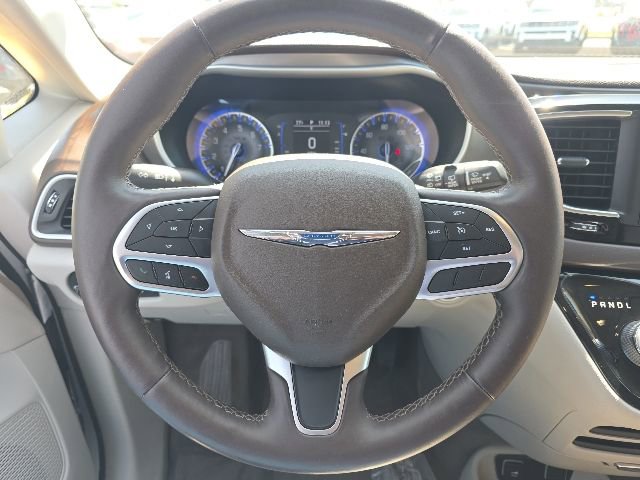 Used 2019 Chrysler Pacifica Touring-L FWD image 18