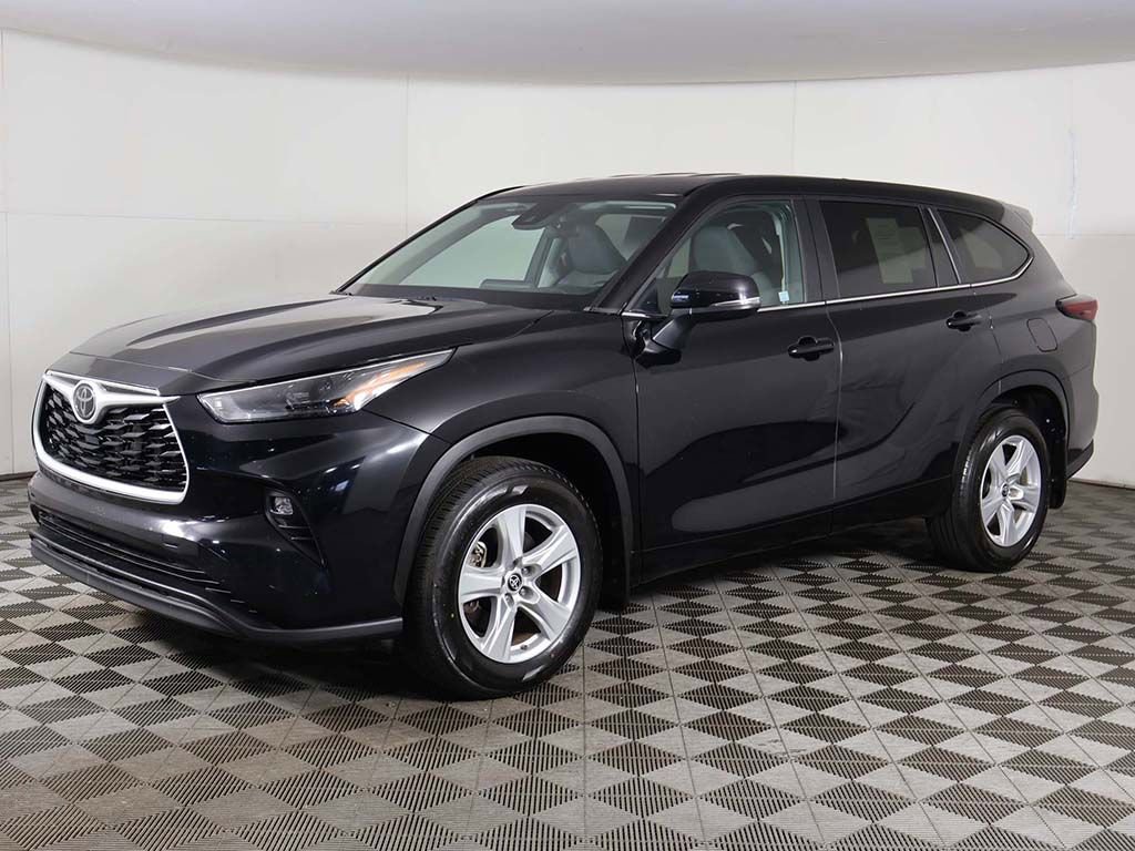 Used 2024 Toyota Highlander LE image 7