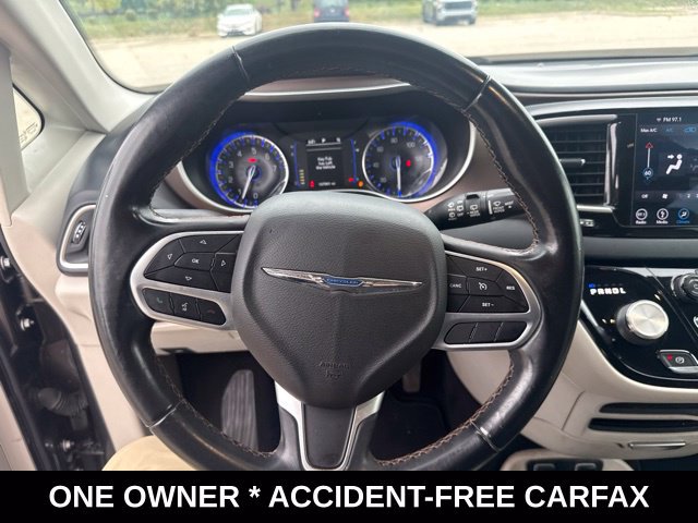 Used 2018 Chrysler Pacifica Touring-L w/ Premium Audio Group FWD image 23
