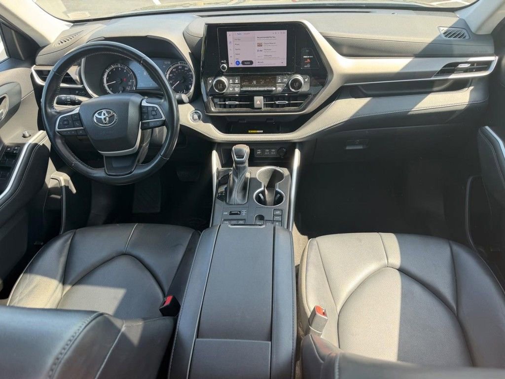Used 2023 Toyota Highlander XLE AWD/4WD image 14