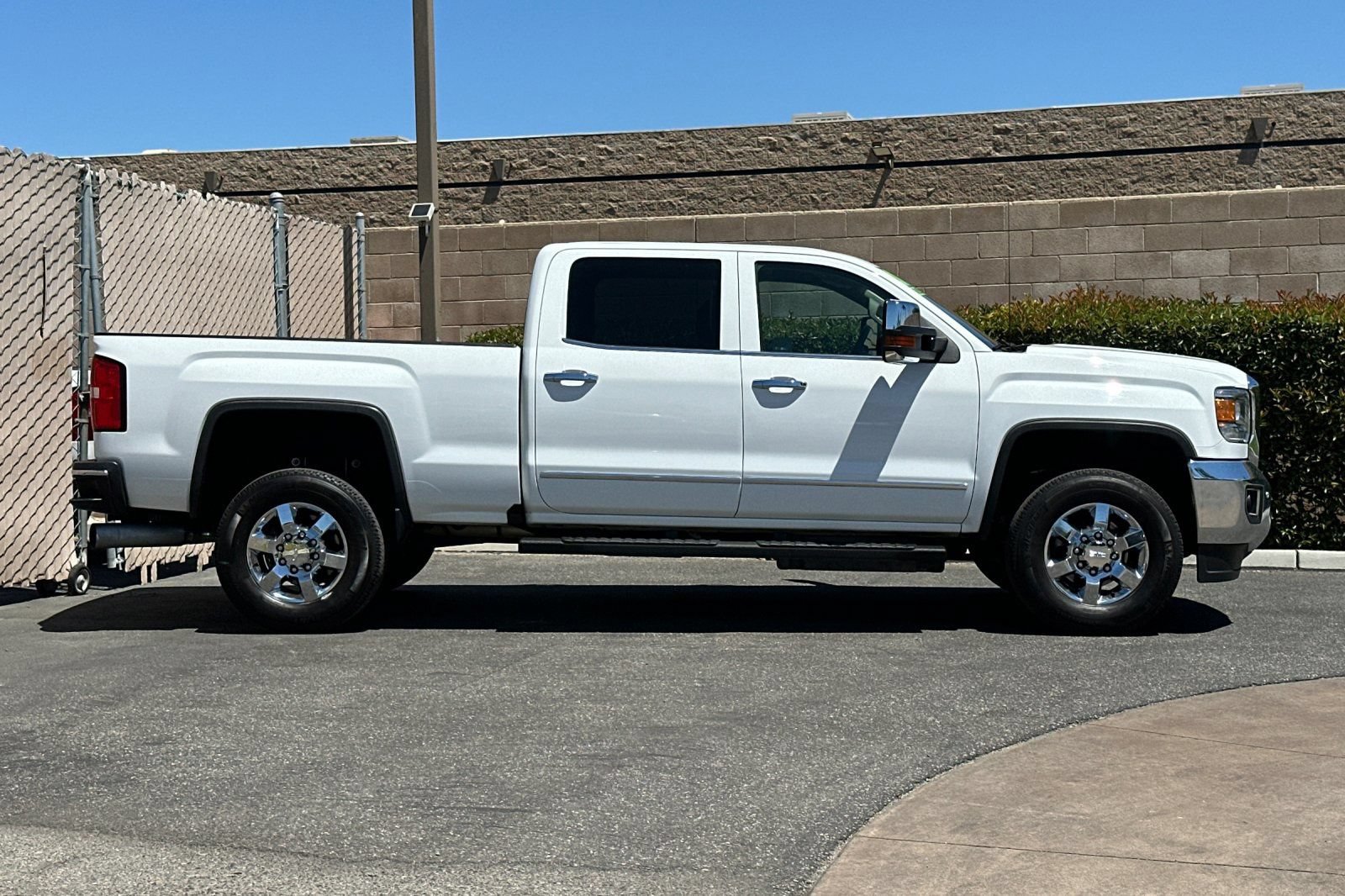 Used 2016 GMC Sierra 2500 SLT w/ Duramax Plus Package RWD image 3