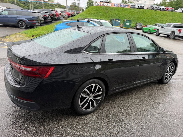 Used 2025 Volkswagen Jetta SE FWD image 8