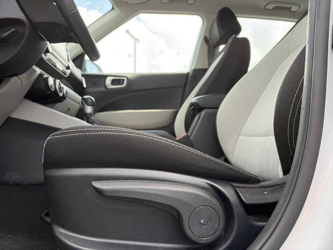 Used 2026 Hyundai Venue SEL FWD image 20