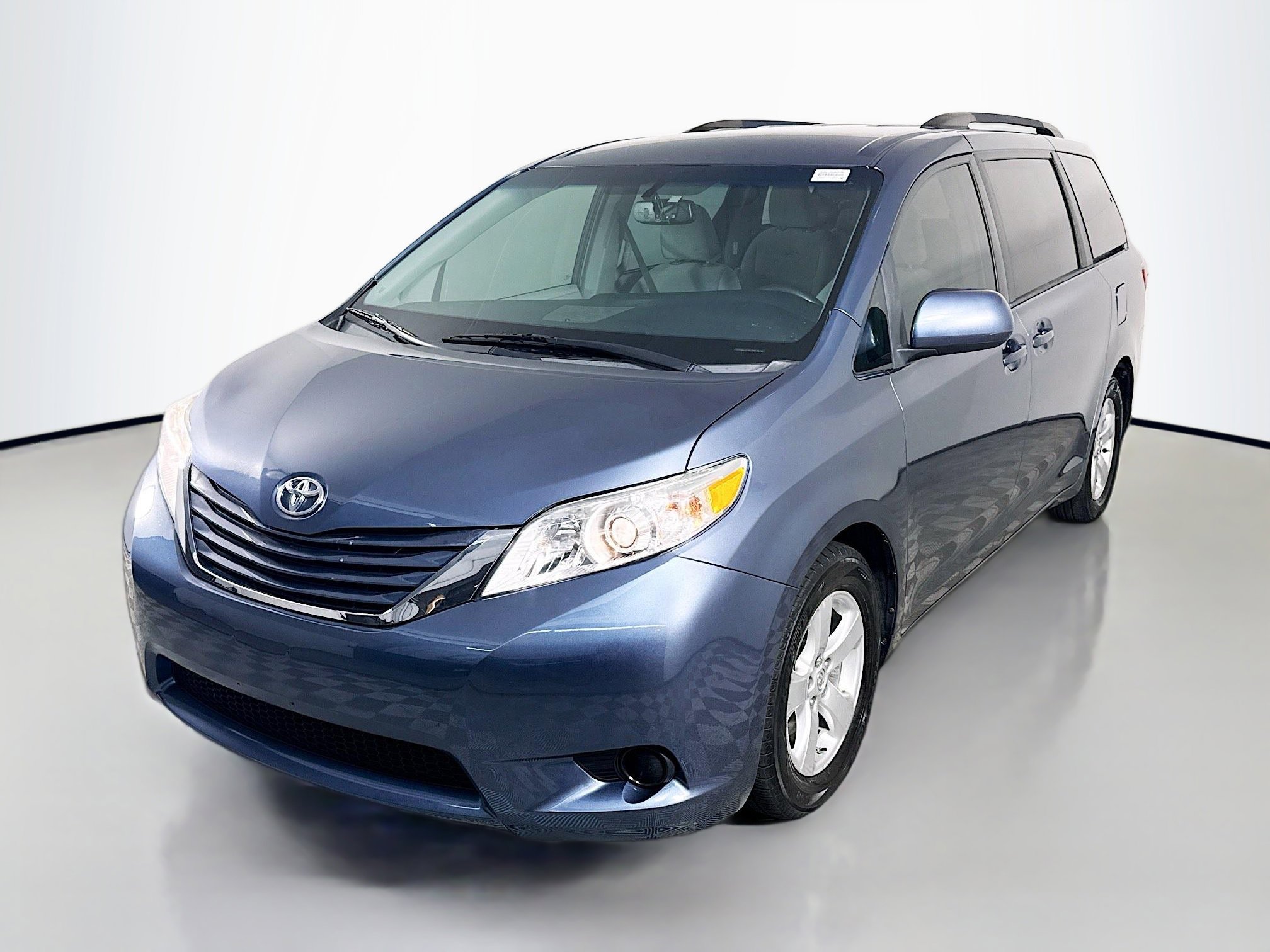 Used 2017 Toyota Sienna LE image 4