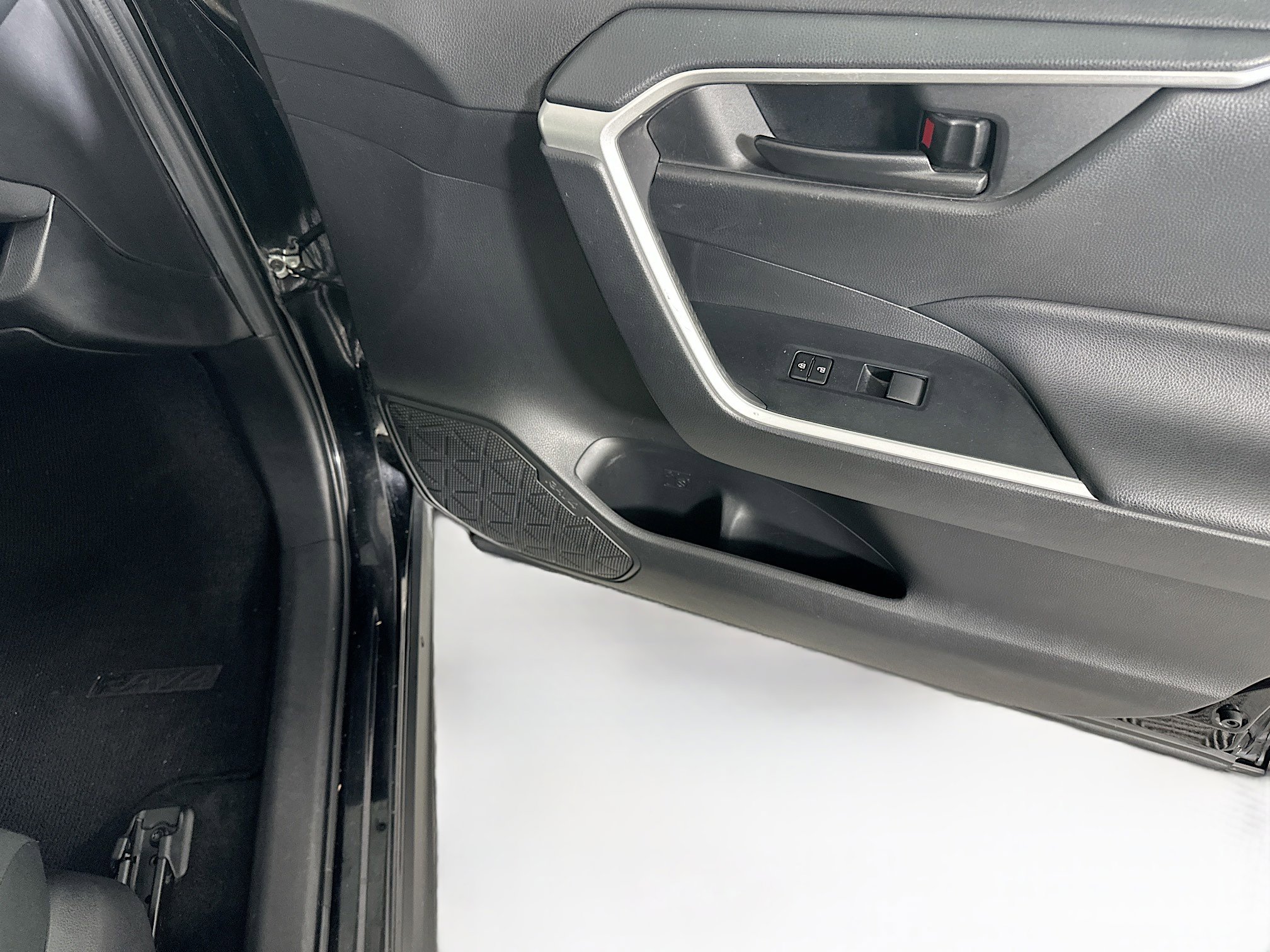 Used 2020 Toyota RAV4 LE FWD image 30