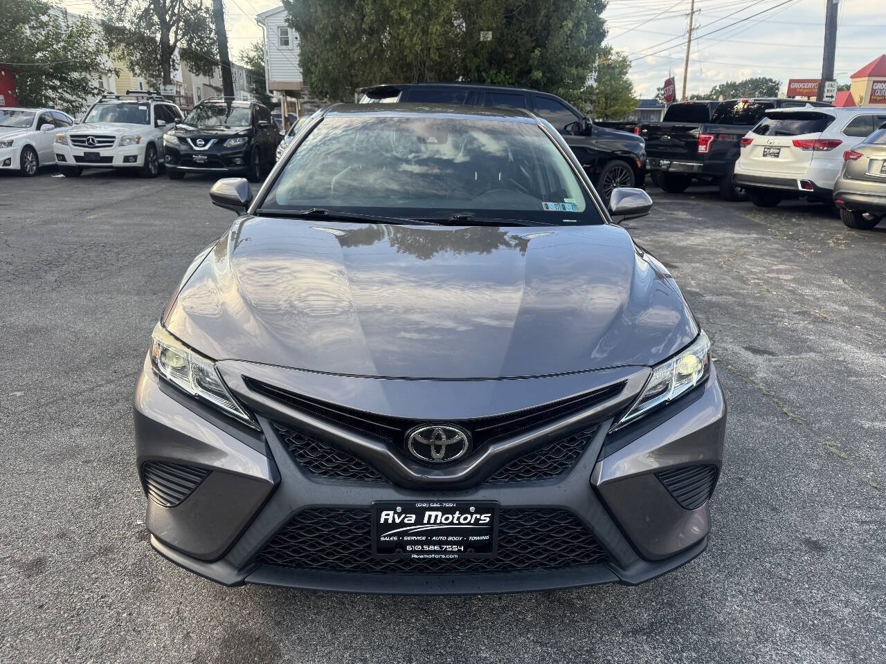 Used 2019 Toyota Camry SE FWD image 3