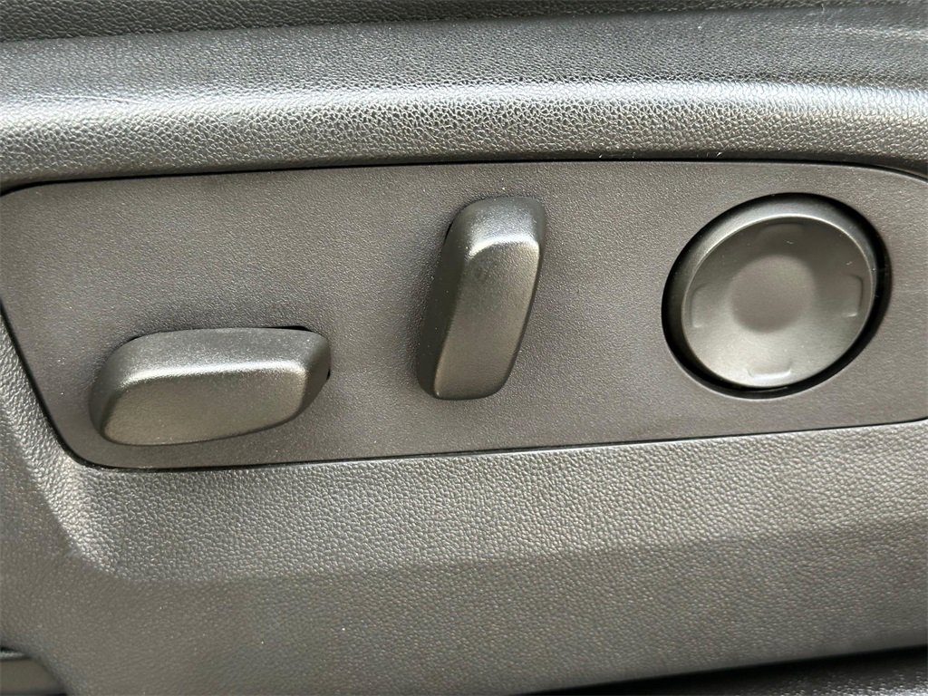 Used 2024 Chevrolet Suburban Premier image 23