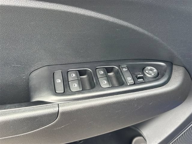 Used 2023 Hyundai Venue SEL FWD image 16