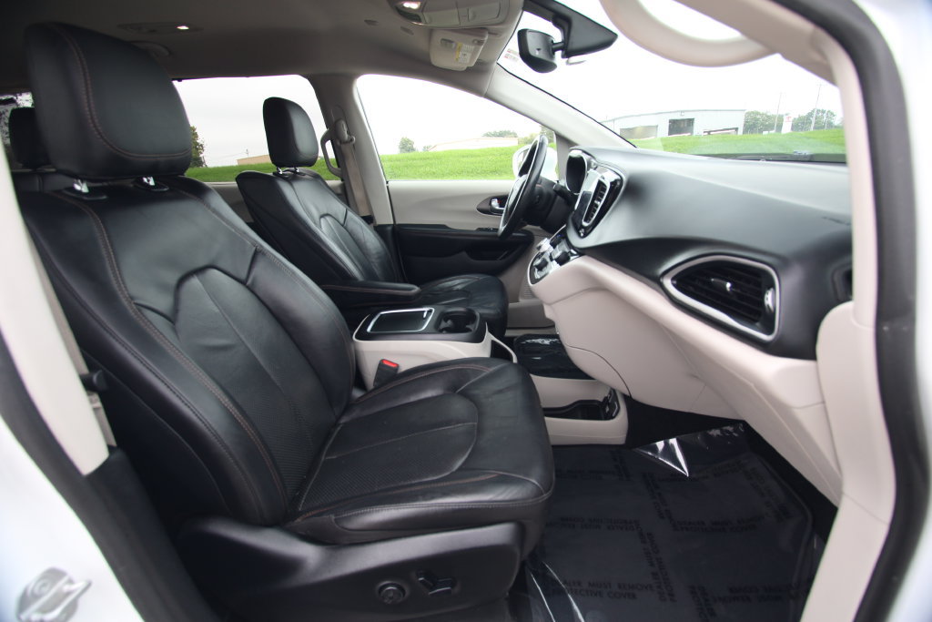 Used 2020 Chrysler Pacifica Touring-L Plus FWD image 8