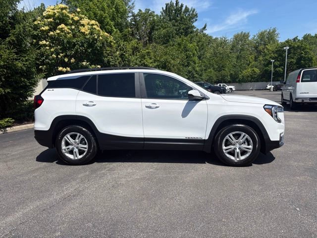 Used 2024 GMC Terrain SLE w/ Driver Convenience Package FWD image 9