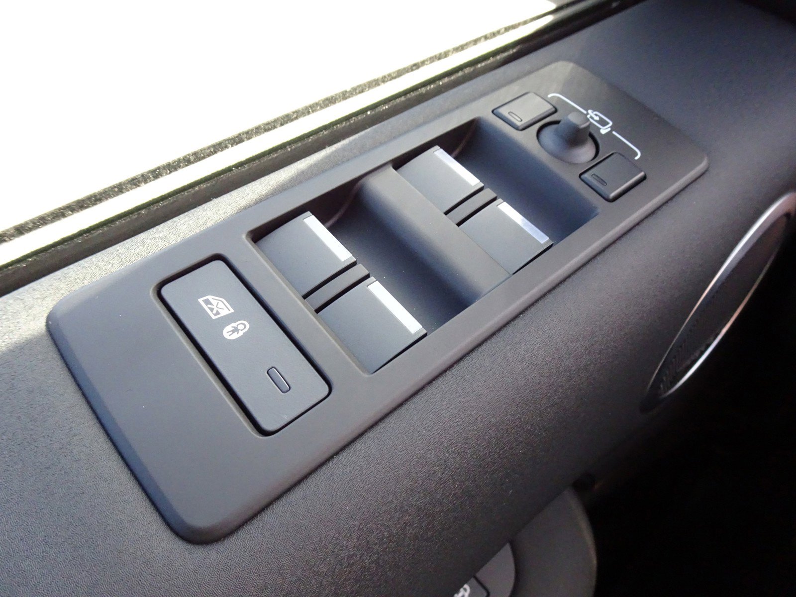 New 2025 Land Rover Discovery S image 25