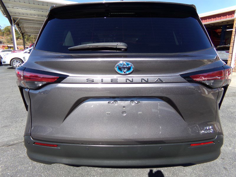 Used 2022 Toyota Sienna XLE image 4