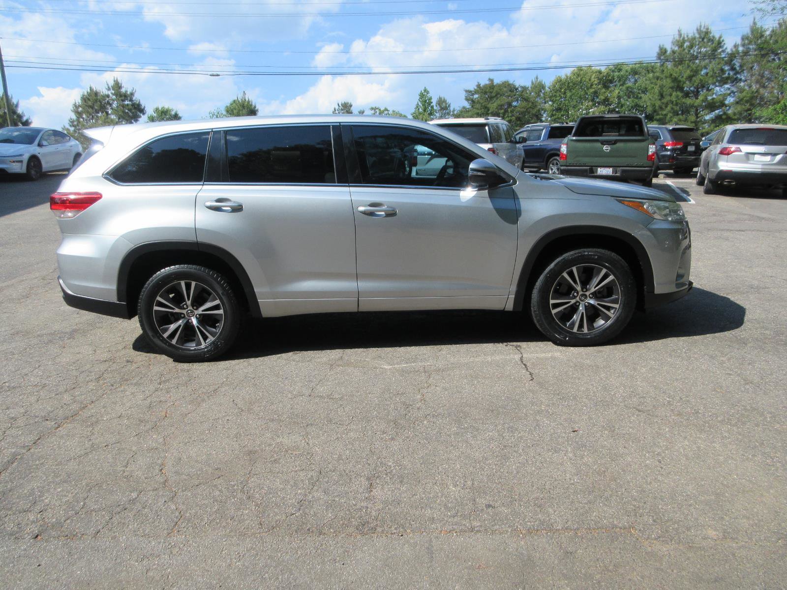 Used 2018 Toyota Highlander LE FWD image 6