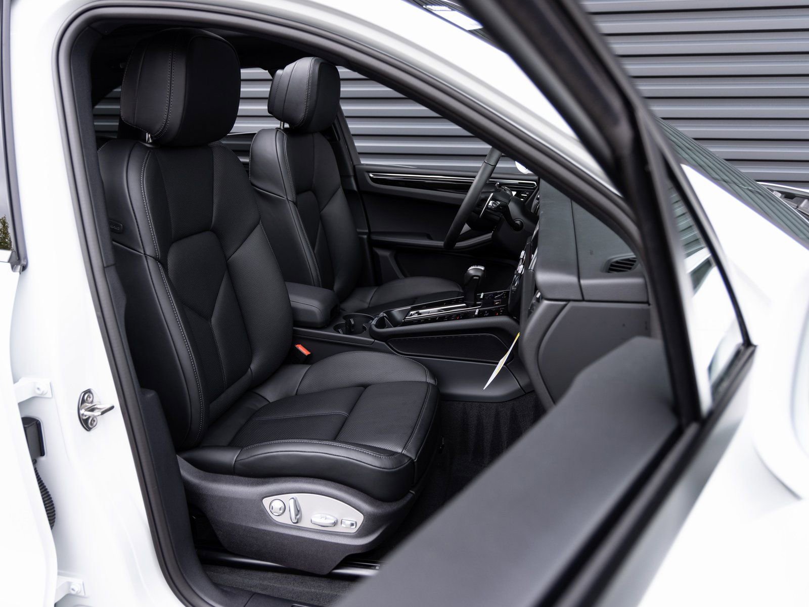 Certified 2026 Porsche Macan image 31