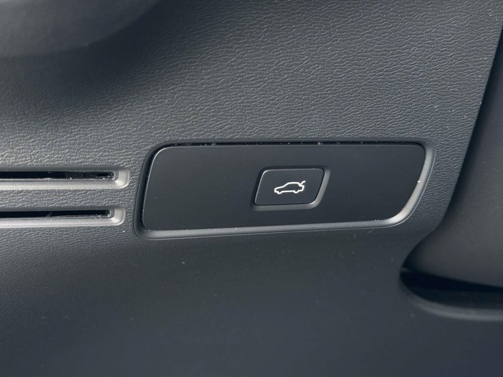 Used 2024 Volvo XC40 B5 Core AWD/4WD image 19