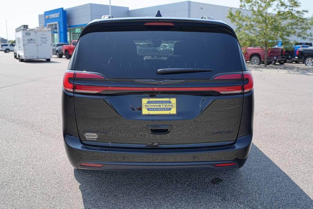 Used 2025 Chrysler Pacifica Limited FWD image 7