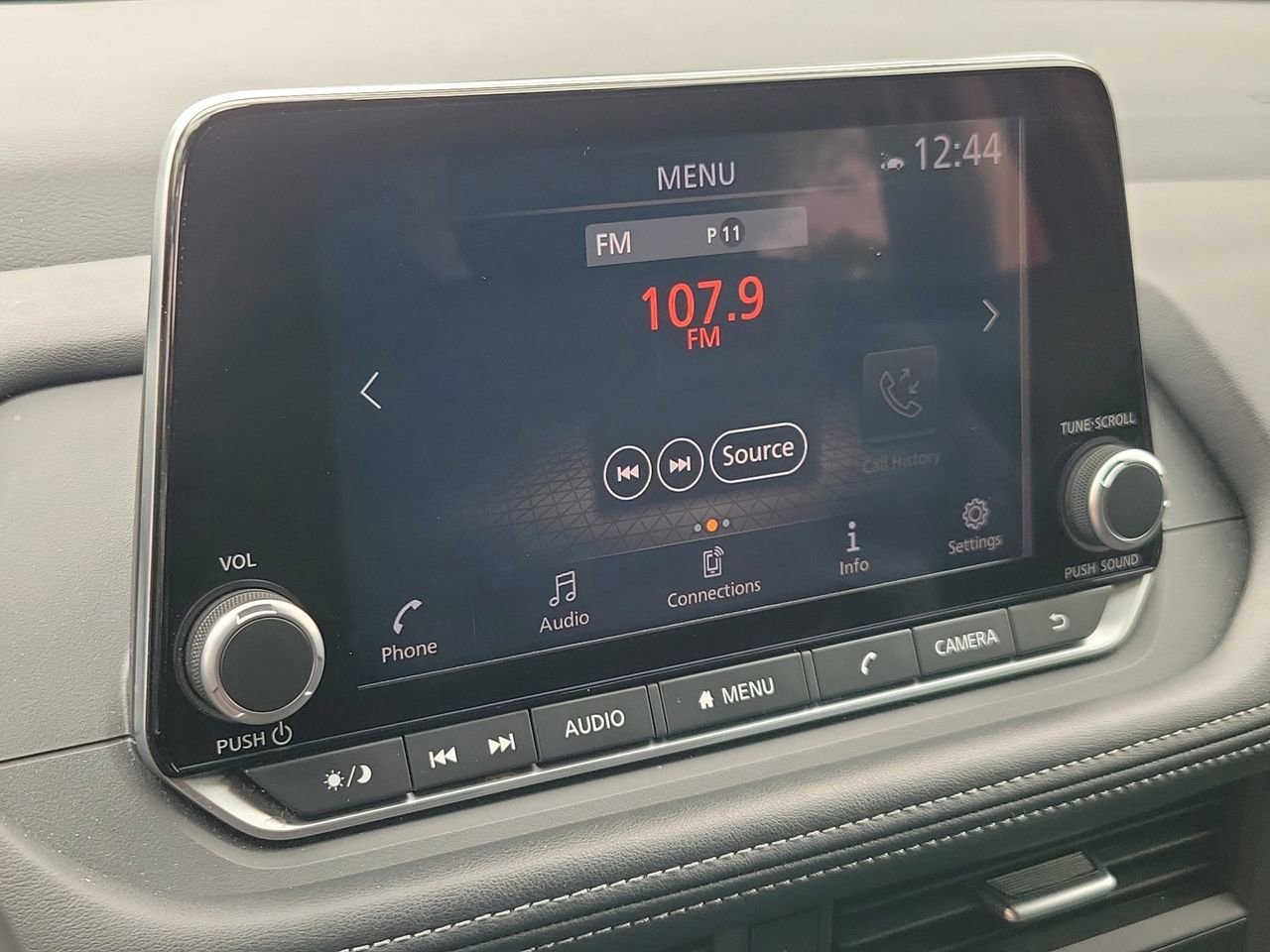 Used 2025 Nissan Rogue SV image 25