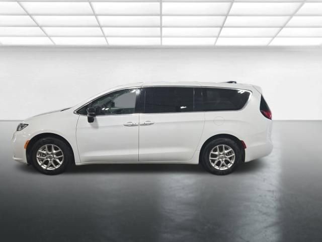 Used 2024 Chrysler Pacifica Touring-L image 7