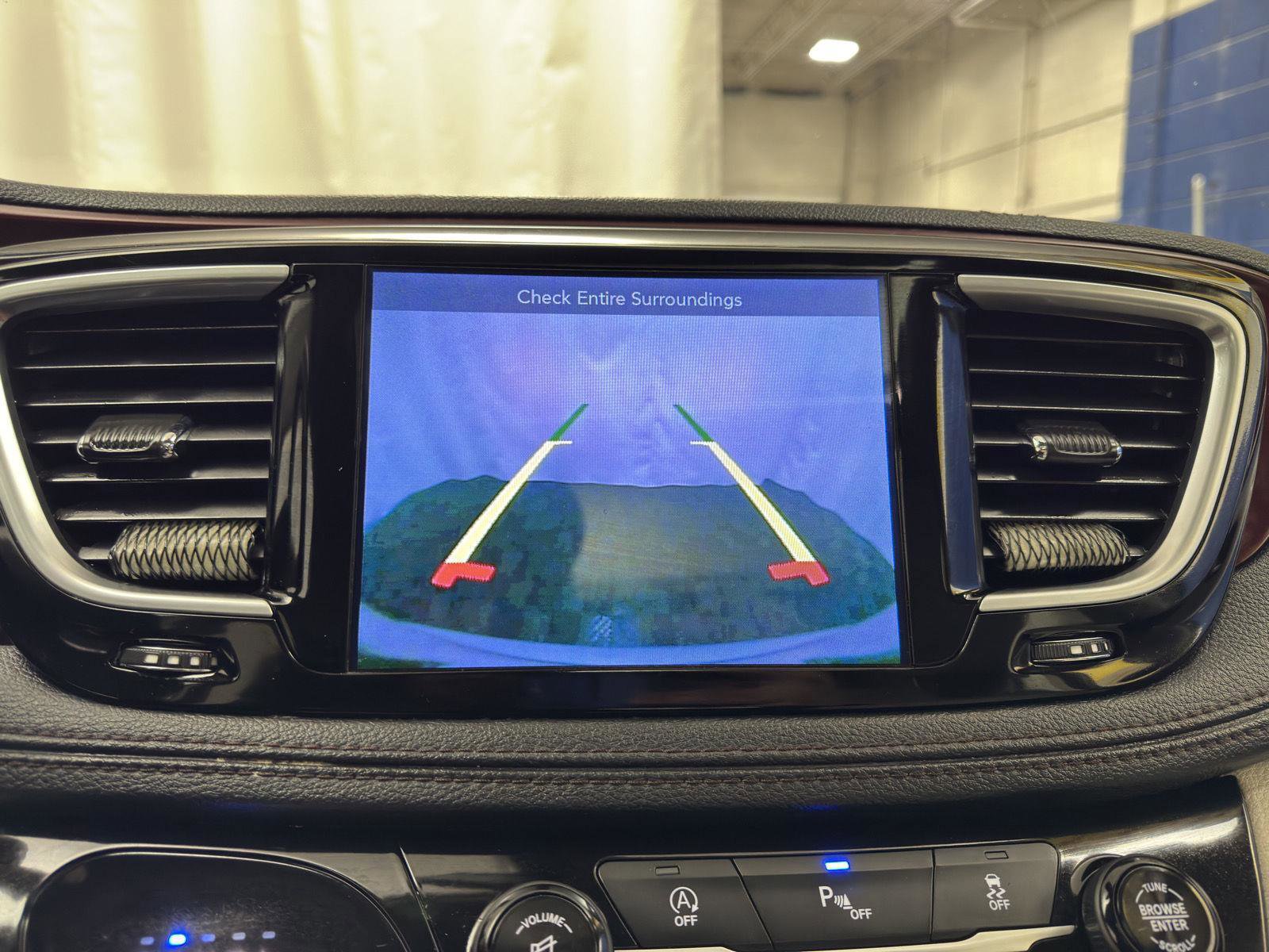 Used 2017 Chrysler Pacifica Limited image 22